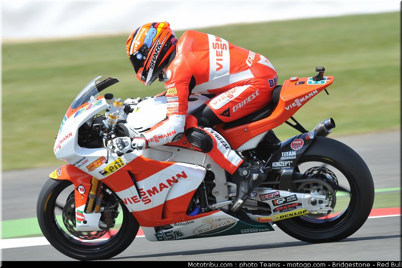 moto2_bradl_13_angleterre_silverstone_2011