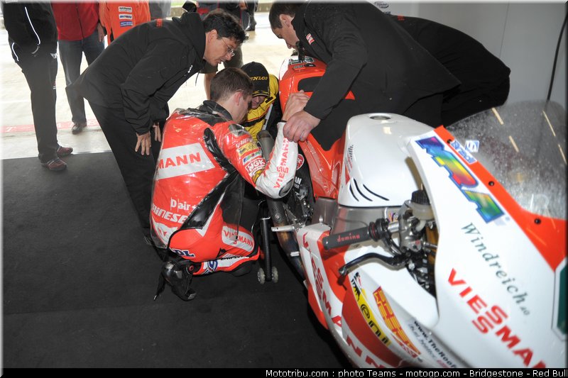 moto2_bradl_15_angleterre_silverstone_2011