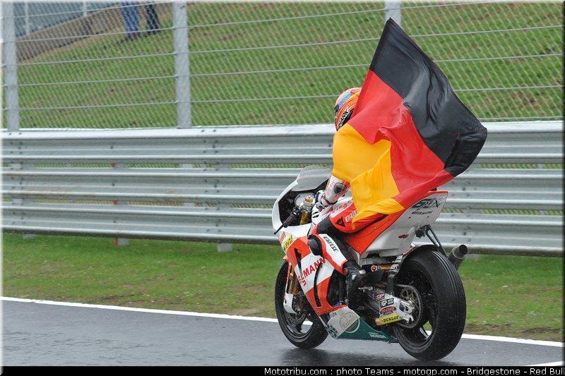 moto2_bradl_16_angleterre_silverstone_2011