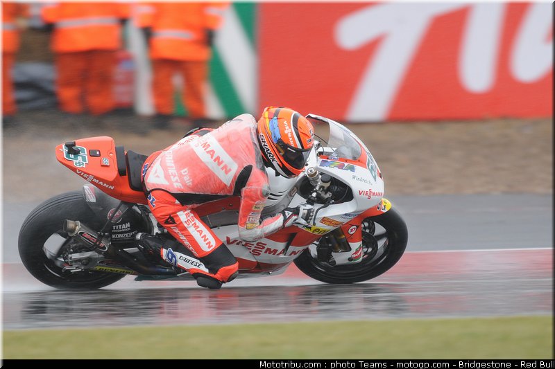 moto2_bradl_25_angleterre_silverstone_2011
