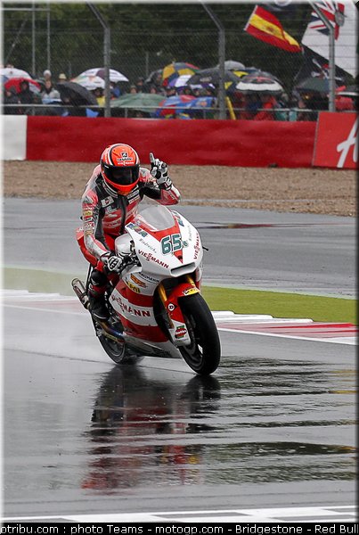 moto2_bradl_30_angleterre_silverstone_2011