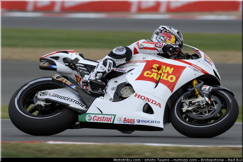 motogp_aoyama_05_angleterre_silverstone_2011