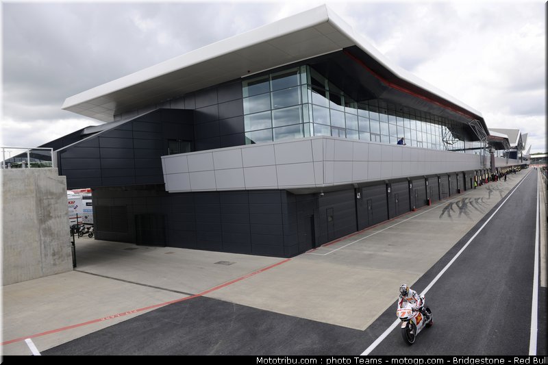 motogp_aoyama_14_angleterre_silverstone_2011