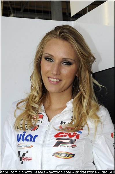 motogp_pitbabes_01_angleterre_silverstone_2011