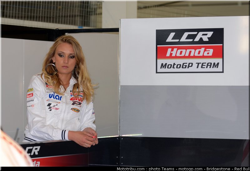 motogp_pitbabes_02_angleterre_silverstone_2011