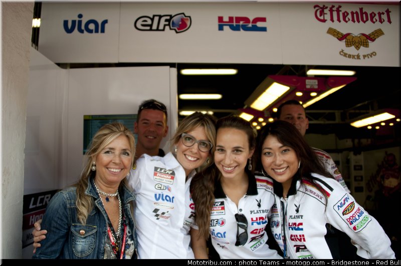 motogp_pitbabes_04_angleterre_silverstone_2011