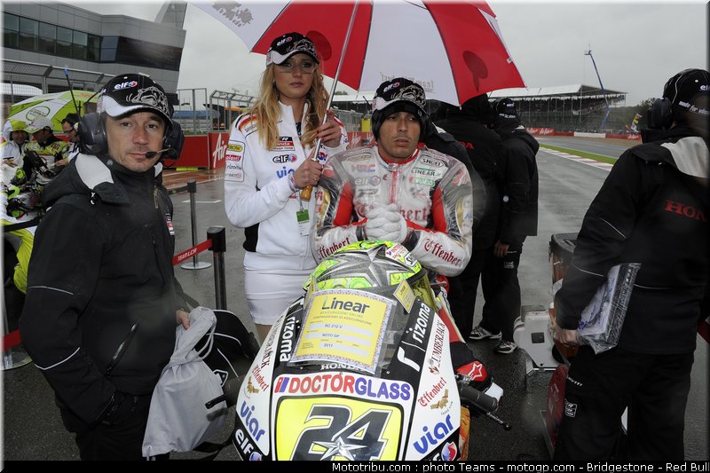 motogp_pitbabes_06_angleterre_silverstone_2011