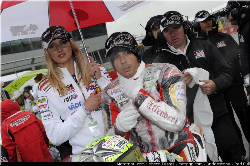 motogp_pitbabes_07_angleterre_silverstone_2011