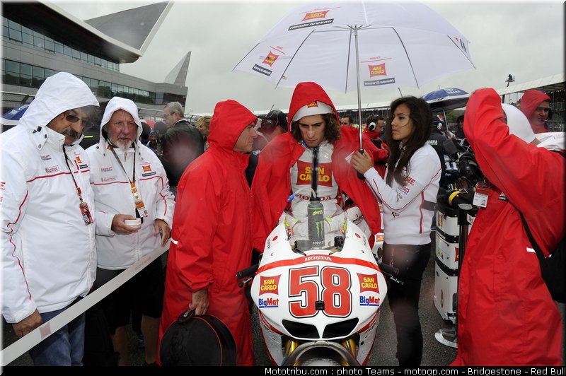 motogp_pitbabes_08_angleterre_silverstone_2011