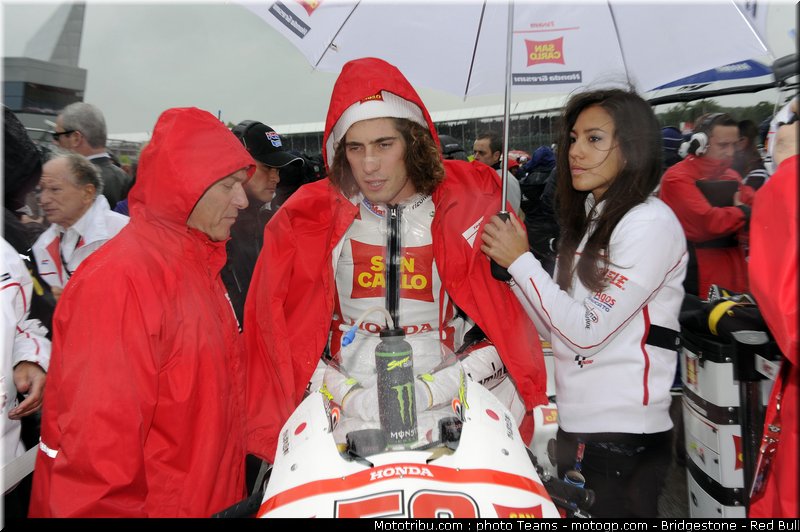 motogp_pitbabes_09_angleterre_silverstone_2011