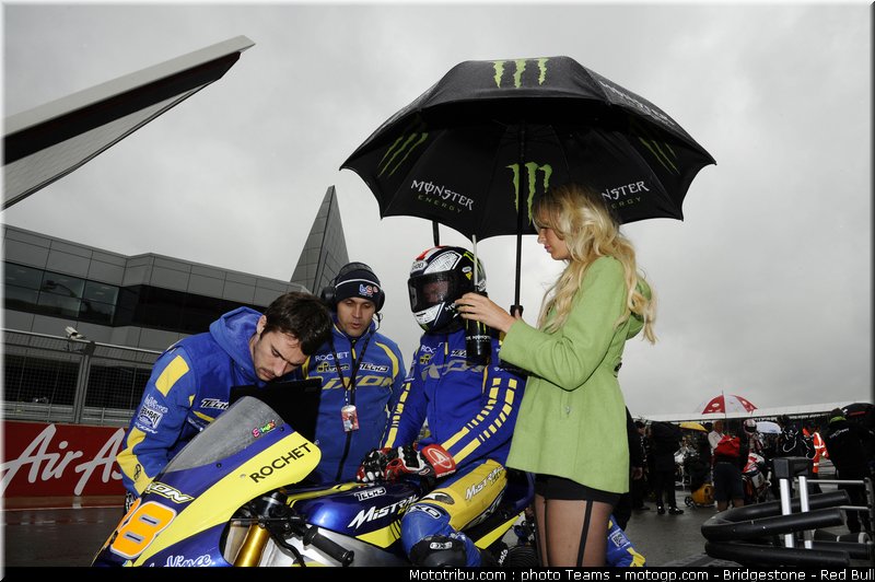 motogp_pitbabes_22_angleterre_silverstone_2011