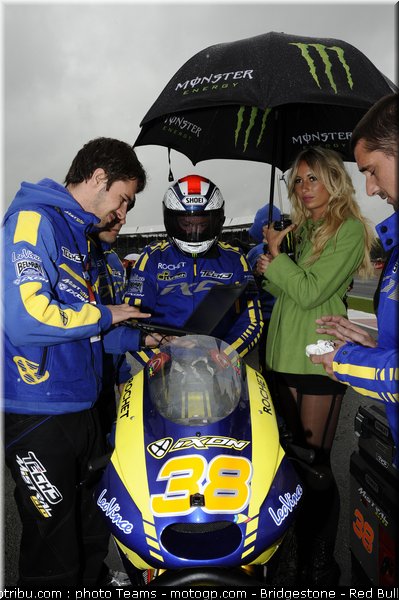 motogp_pitbabes_23_angleterre_silverstone_2011