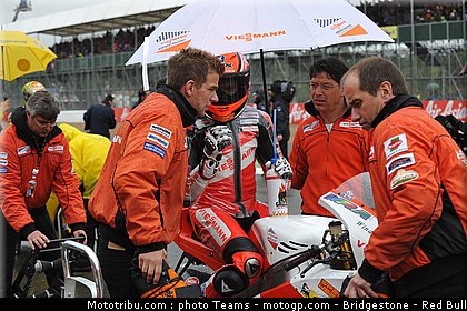 moto2_bradl_01_angleterre_silverstone_2011.jpg