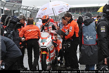moto2_bradl_02_angleterre_silverstone_2011.jpg