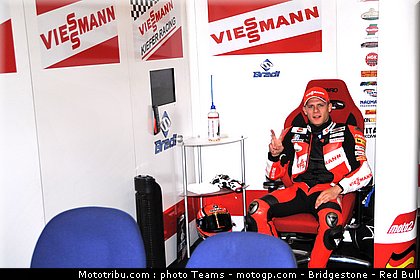 moto2_bradl_05_angleterre_silverstone_2011.jpg