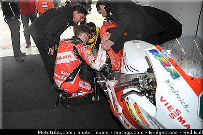 moto2_bradl_15_angleterre_silverstone_2011.jpg