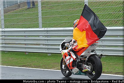 moto2_bradl_16_angleterre_silverstone_2011.jpg