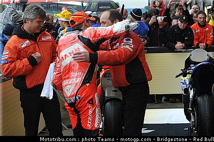 moto2_bradl_17_angleterre_silverstone_2011.jpg