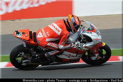 moto2_bradl_20_angleterre_silverstone_2011.jpg