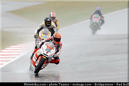 moto2_bradl_21_angleterre_silverstone_2011.jpg