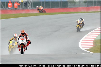 moto2_bradl_23_angleterre_silverstone_2011.jpg