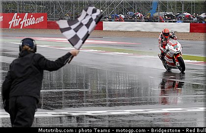 moto2_bradl_29_angleterre_silverstone_2011.jpg