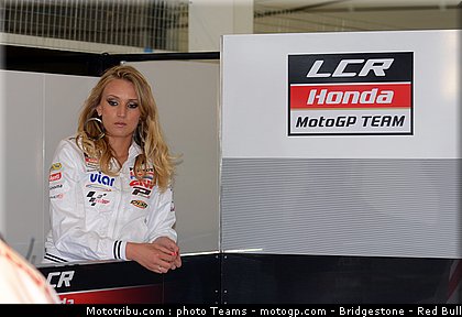 motogp_pitbabes_02_angleterre_silverstone_2011.jpg