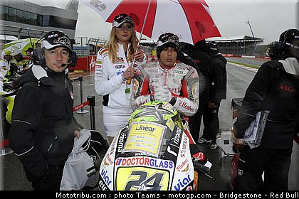 motogp_pitbabes_06_angleterre_silverstone_2011.jpg