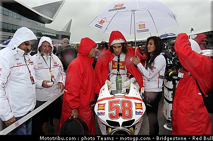 motogp_pitbabes_08_angleterre_silverstone_2011.jpg