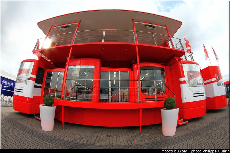 motogp_paddock_circuit_22_pays_bas_assen_2011