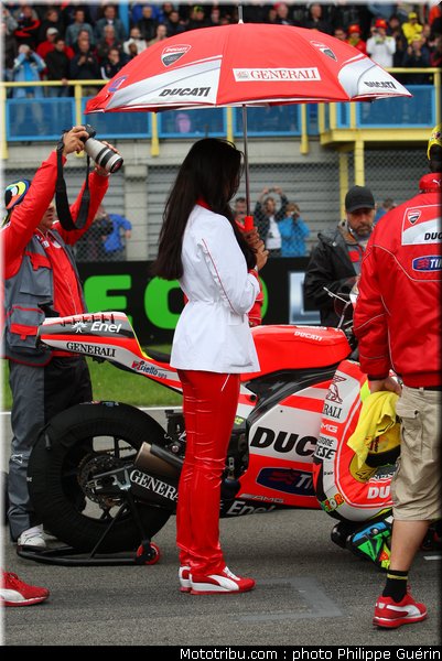 motogp_pitbabes_26_pays_bas_assen_2011