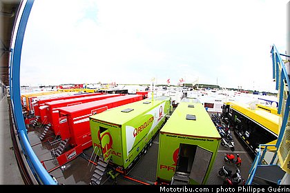 motogp_paddock_circuit_12_pays_bas_assen_2011.JPG