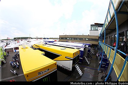 motogp_paddock_circuit_13_pays_bas_assen_2011.JPG