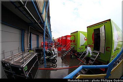 motogp_paddock_circuit_14_pays_bas_assen_2011.JPG