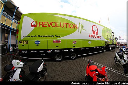 motogp_paddock_circuit_15_pays_bas_assen_2011.JPG
