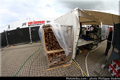 motogp_paddock_circuit_25_pays_bas_assen_2011.JPG