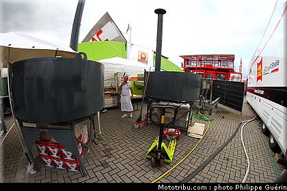 motogp_paddock_circuit_26_pays_bas_assen_2011.JPG