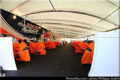 motogp_paddock_circuit_30_pays_bas_assen_2011.JPG