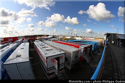 motogp_paddock_circuit_32_pays_bas_assen_2011.JPG