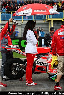 motogp_pitbabes_26_pays_bas_assen_2011.JPG