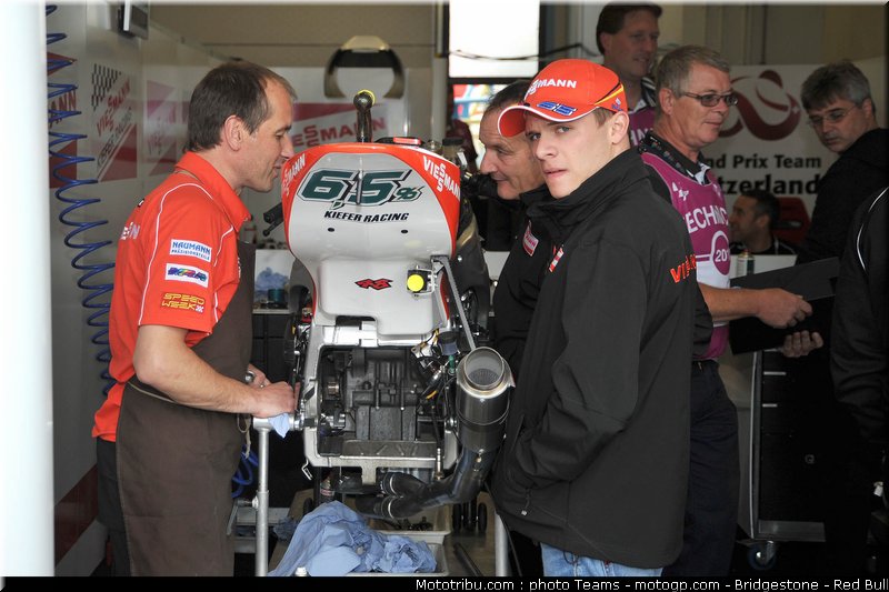 moto2_bradl_08_pays_bas_assen_2011