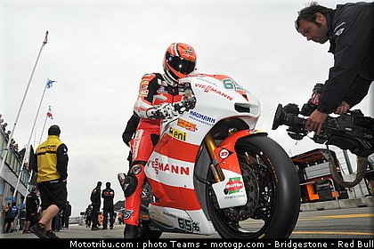 moto2_bradl_09_pays_bas_assen_2011.jpg