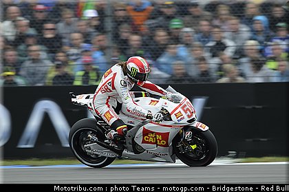 motogp_simoncelli_48_pays_bas_assen_2011.jpg