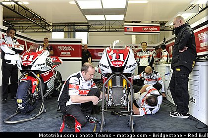 motogp_spies_04_pays_bas_assen_2011.jpg