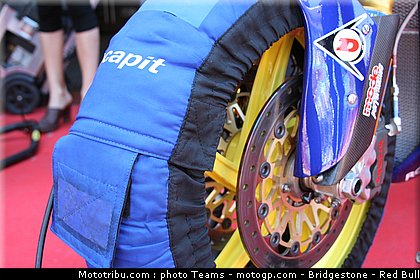 moto2_tech3_0004_italie_mugello_2011.jpg
