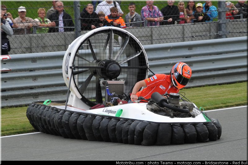 moto2_bradl_028_allemagne_sachsenring_2011