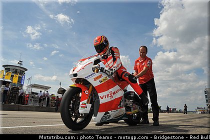 moto2_bradl_008_allemagne_sachsenring_2011.jpg