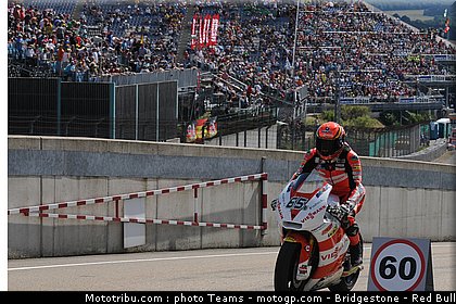 moto2_bradl_015_allemagne_sachsenring_2011.jpg