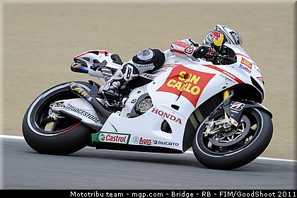 motogp_aoyama_007_usa_laguna_seca_2011.jpg