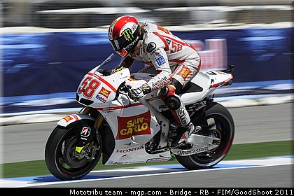 motogp_simoncelli_010_usa_laguna_seca_2011.jpg